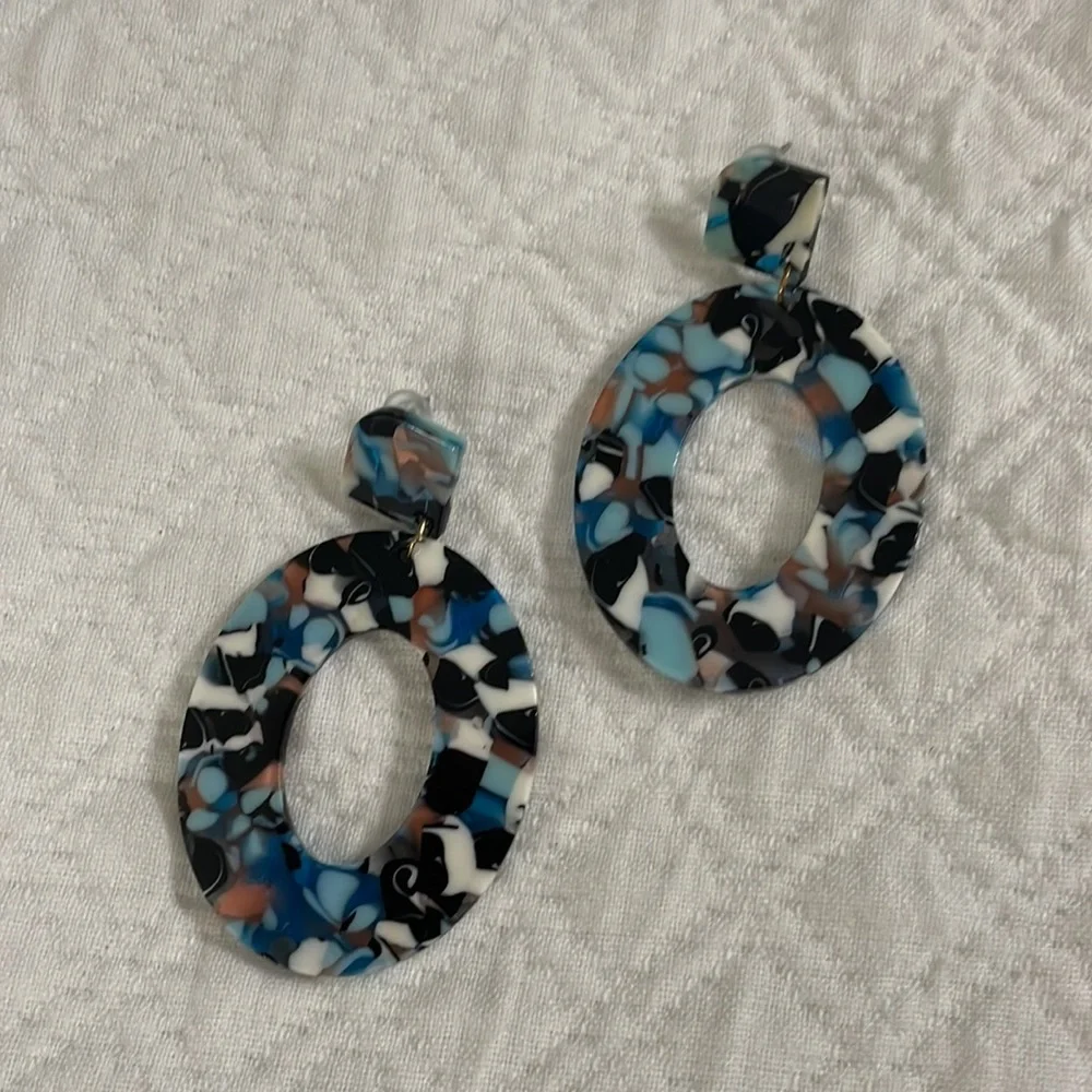Confetti Patterned Acrylic Oval Drop Earrings 🎊 blue black & white so fun - Picture 2 of 6
